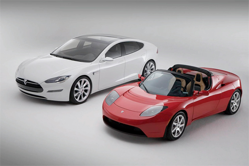 roadster-tesla-model-s le tesla roadster au coté de la nouvelle model S