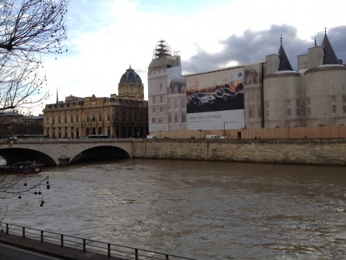 BMW-pub-Paris L'affiche géante de BMW à Paris
